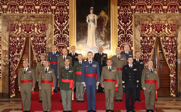 Fotografía de grupo de Su Majestad el Rey con un grupo de generales de Brigada y Contralmirantes
